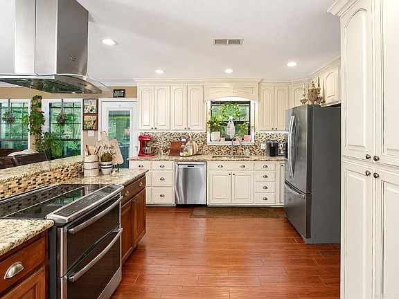 3rd image of 821 W Green Oaks Dr