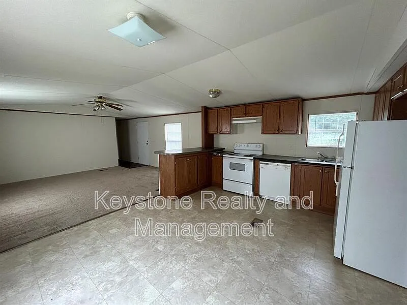 3 bed, 2.0 bath, 1280 sqft, $850 — Photo 3