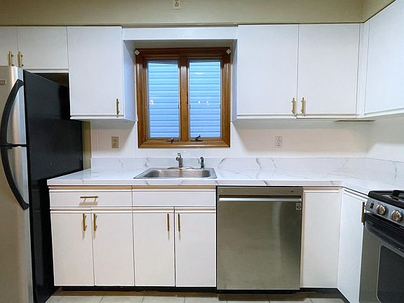 4th image of 106 Laidlaw Ave Floor 2