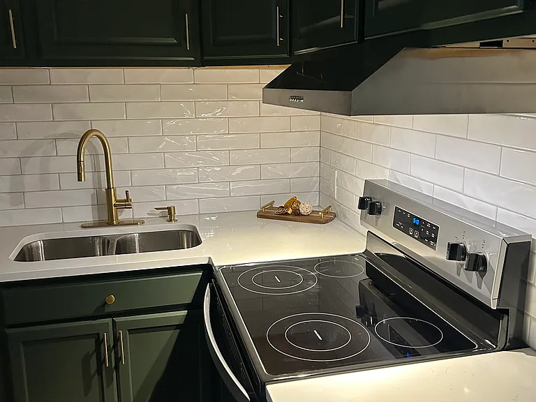 Newly Renovated Kitchen
New Tile Backsplash
Faucets and Light Fixtures
New Oven/Stove and Refrigerator