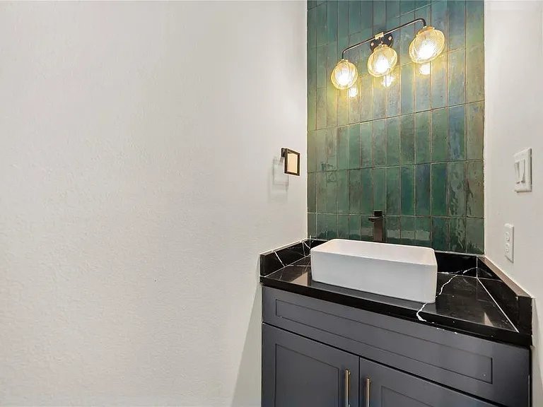 4624 Mayflower St #B — Photo 17