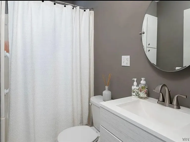 84 Manchester Pl #LOWER — Photo 3