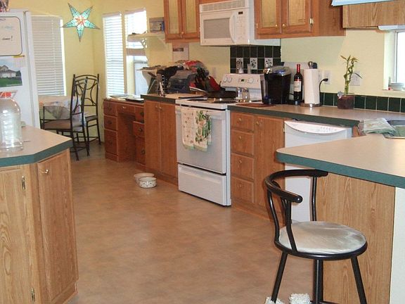 Large Kitchen w/all appliances