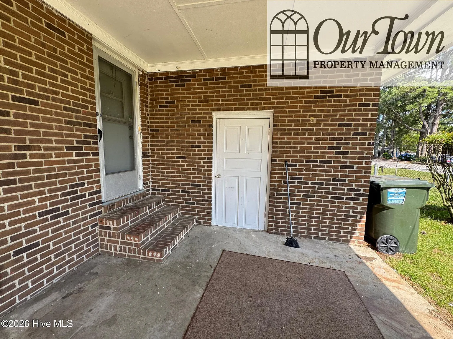 3 bed, 1.0 bath, 1025 sqft, $1,200 — Photo 3