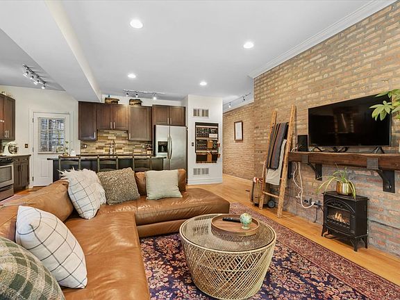 4th image of 746 W Cornelia Ave APT 1W