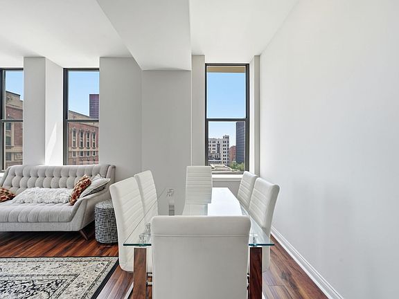 4th image of 8 W Monroe St APT 1904