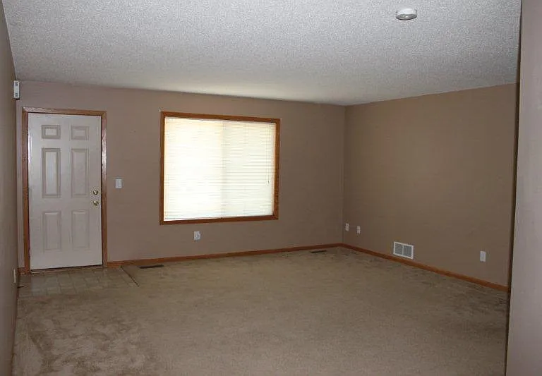 210 Hawkins Dr — Photo 3
