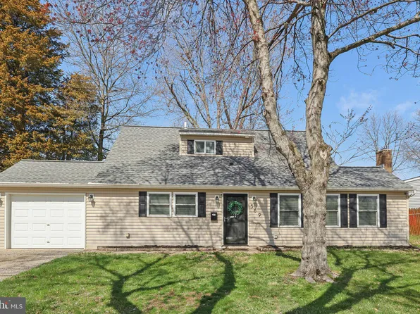 569 Doloro Dr, Morrisville, PA 19067