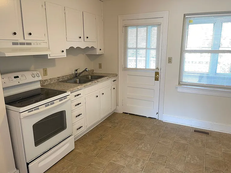 1308 S Kings Dr — Photo 3