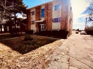 237 Robinhood Ln, Bloomington, IL 61701