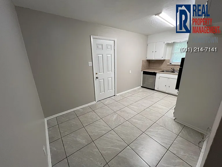 1016 W Kiehl Ave — Photo 5