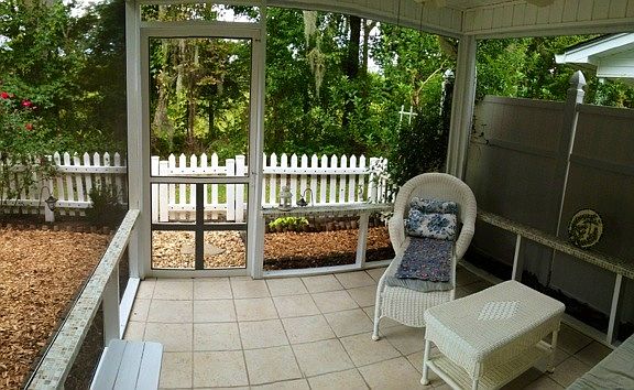 Screened, tiled porch