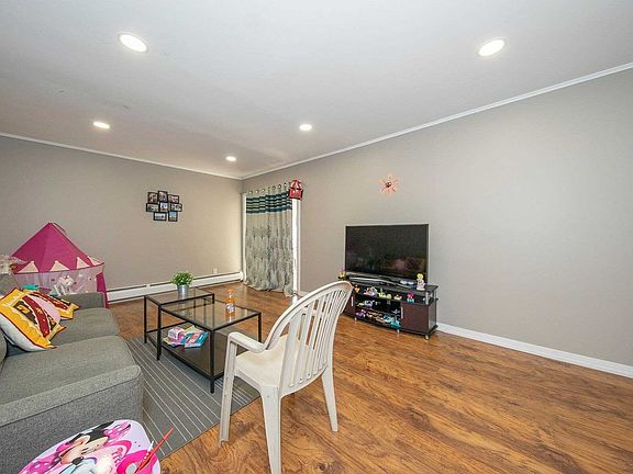 5th image of 16 Bunker Ln