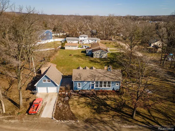 8706 Creston Dr, Pinckney, MI 48169