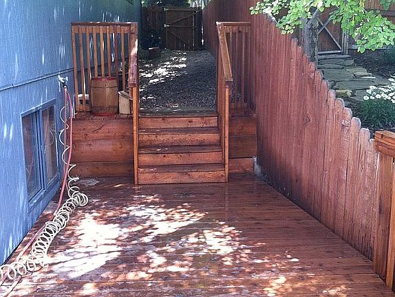 Deck connects to side yard