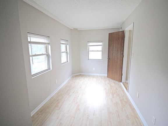 4th image of 3421 Wyandotte St #3421-104