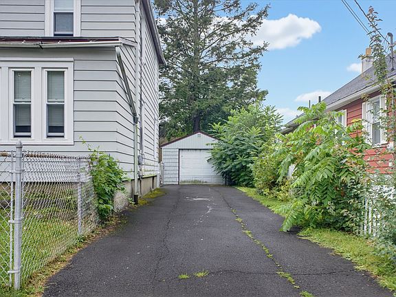 2nd image of 42 Baldwin St