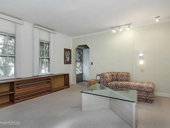 5th image of 140 Gordon Blvd