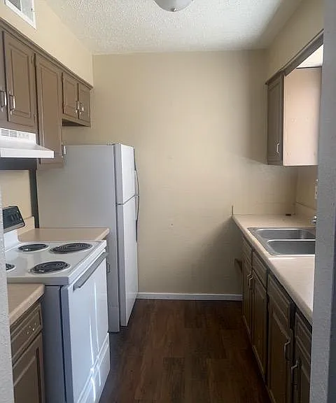 1025 McFie Ave — Photo 6
