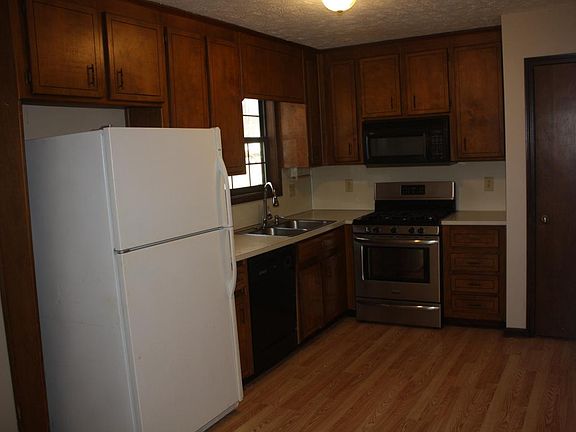 4th image of 220 Station Ln