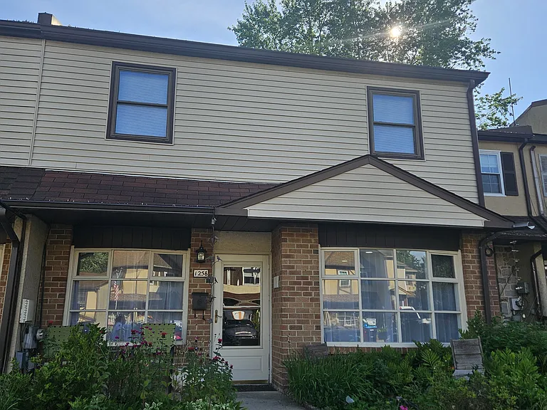 1258 Lisa Dr — Photo 1