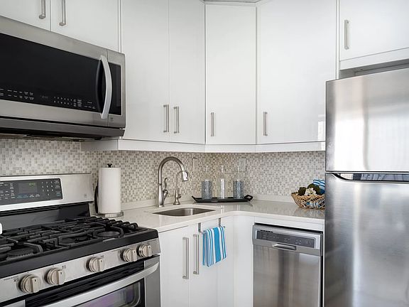 4th image of 170 Park Row APT 20-E