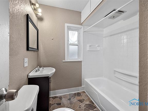 2nd image of 4208 Lyman Ave
