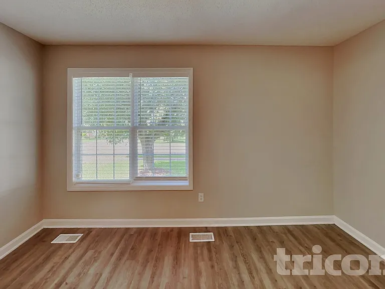 2112 McKinnon Dr — Photo 6