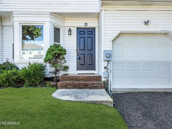 21 Carriage Lane, Englishtown, NJ 07726