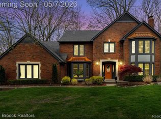 5536 Whitfield Dr, Troy, MI 48098