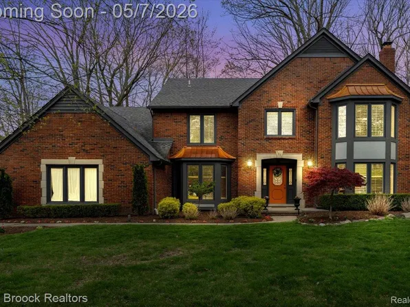 5536 Whitfield Dr, Troy, MI 48098