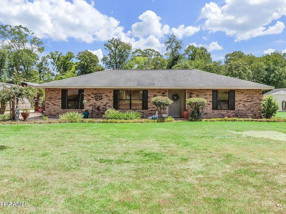 1st image of 140 Wisteria Dr