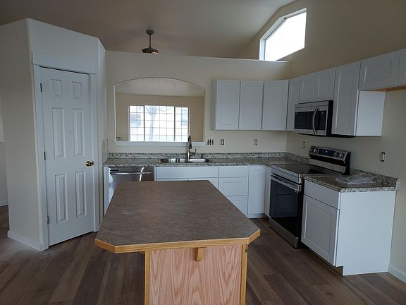 5th image of 542 NE Marigold St