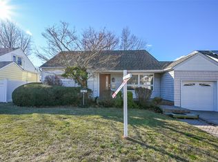 21844 Hartland Ave, Oakland Gardens, NY 11364