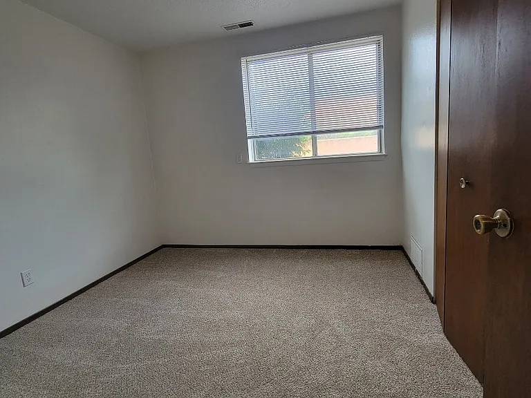1316-1325 Southwestern Dr — Photo 23