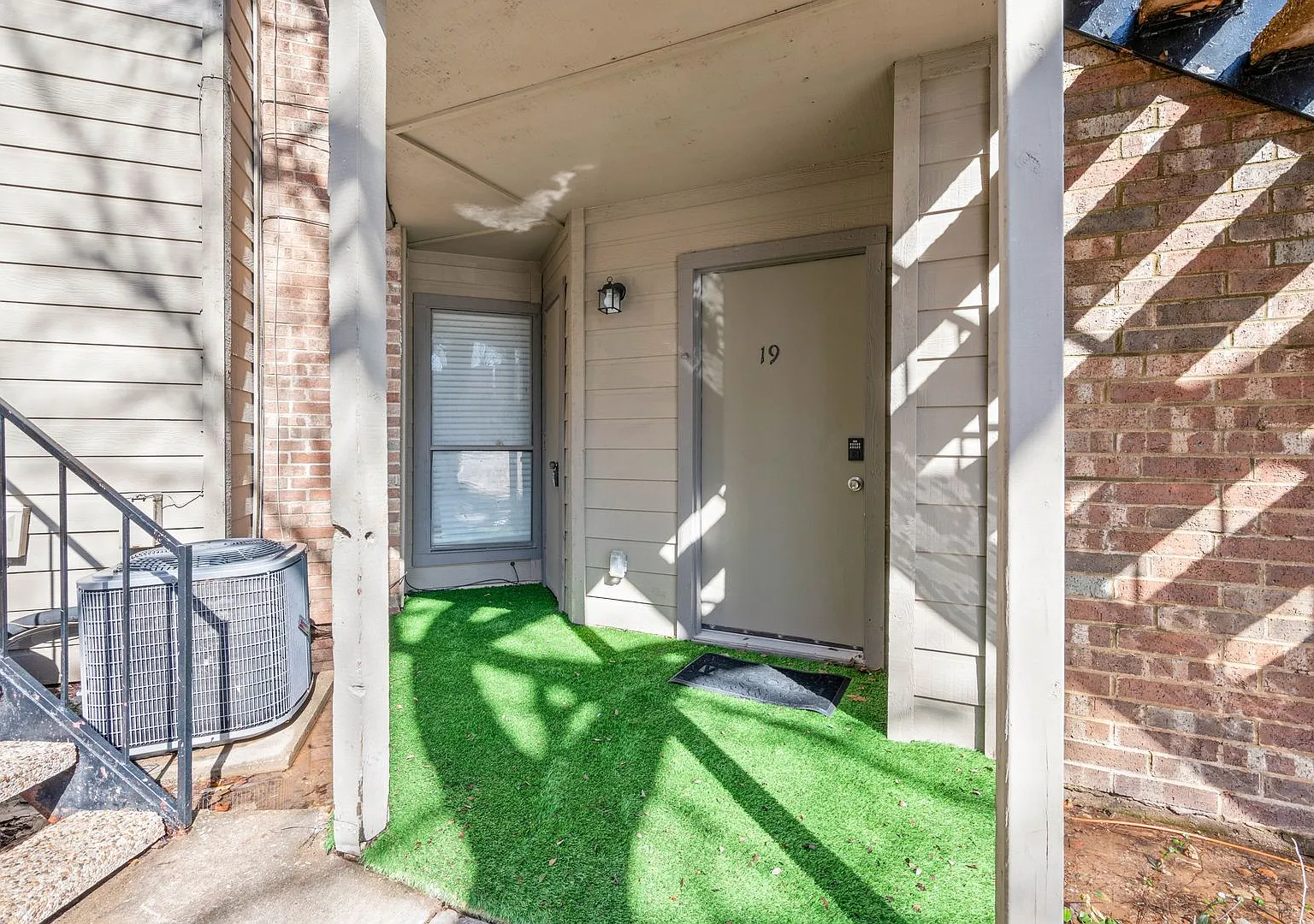 Furnished Condo with Modern Finishes in Arlington - Flexible Lease Terms — Photo 3