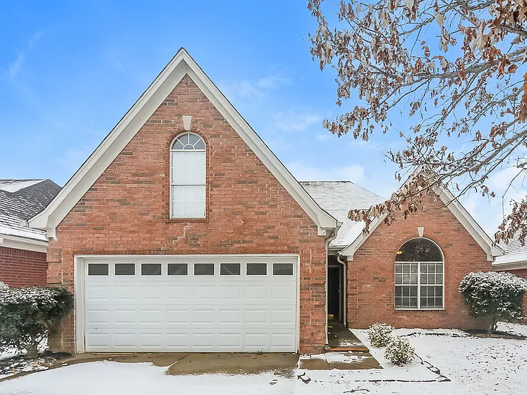 8243 Cross Point Dr — Photo 1