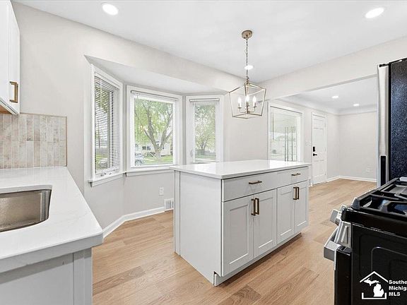 5th image of 6810 Robinson Ave
