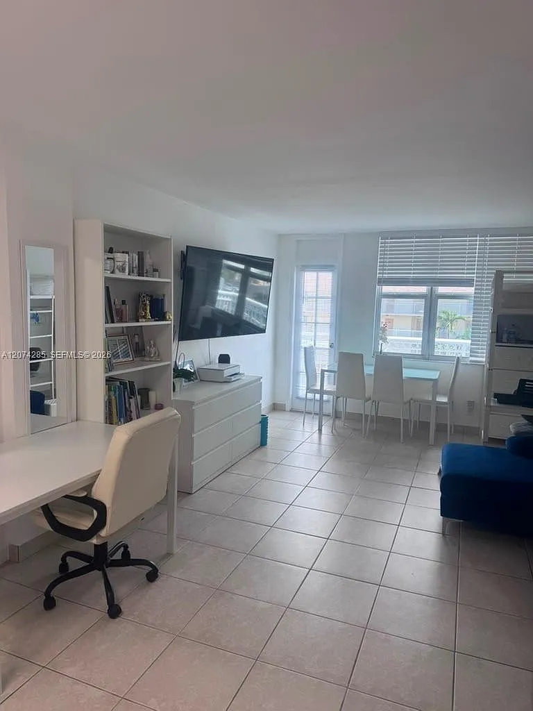Chelsea Bayview Condo — Photo 3