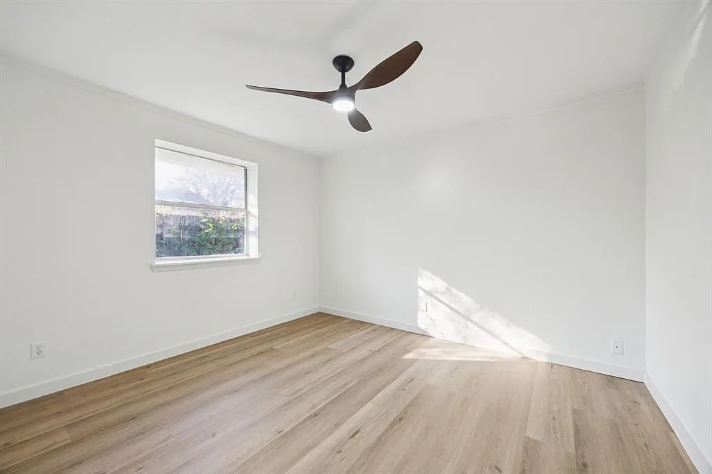 Building Photo - 302 W Pelton St #302
