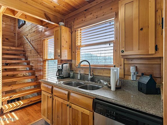 5th image of 2869 White Oak Ridge Ln