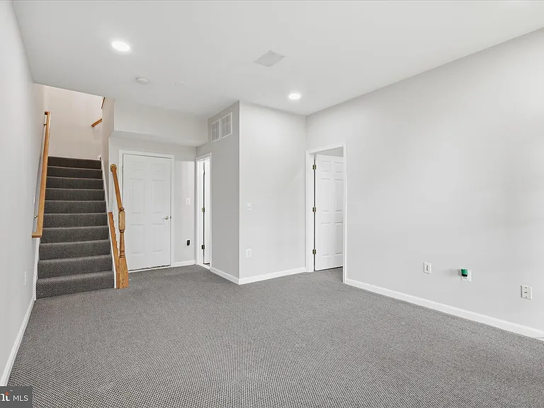 812 Sydney Ter NE — Photo 32