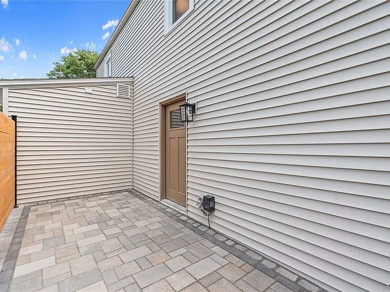 106 Wellington Rd — Photo 39