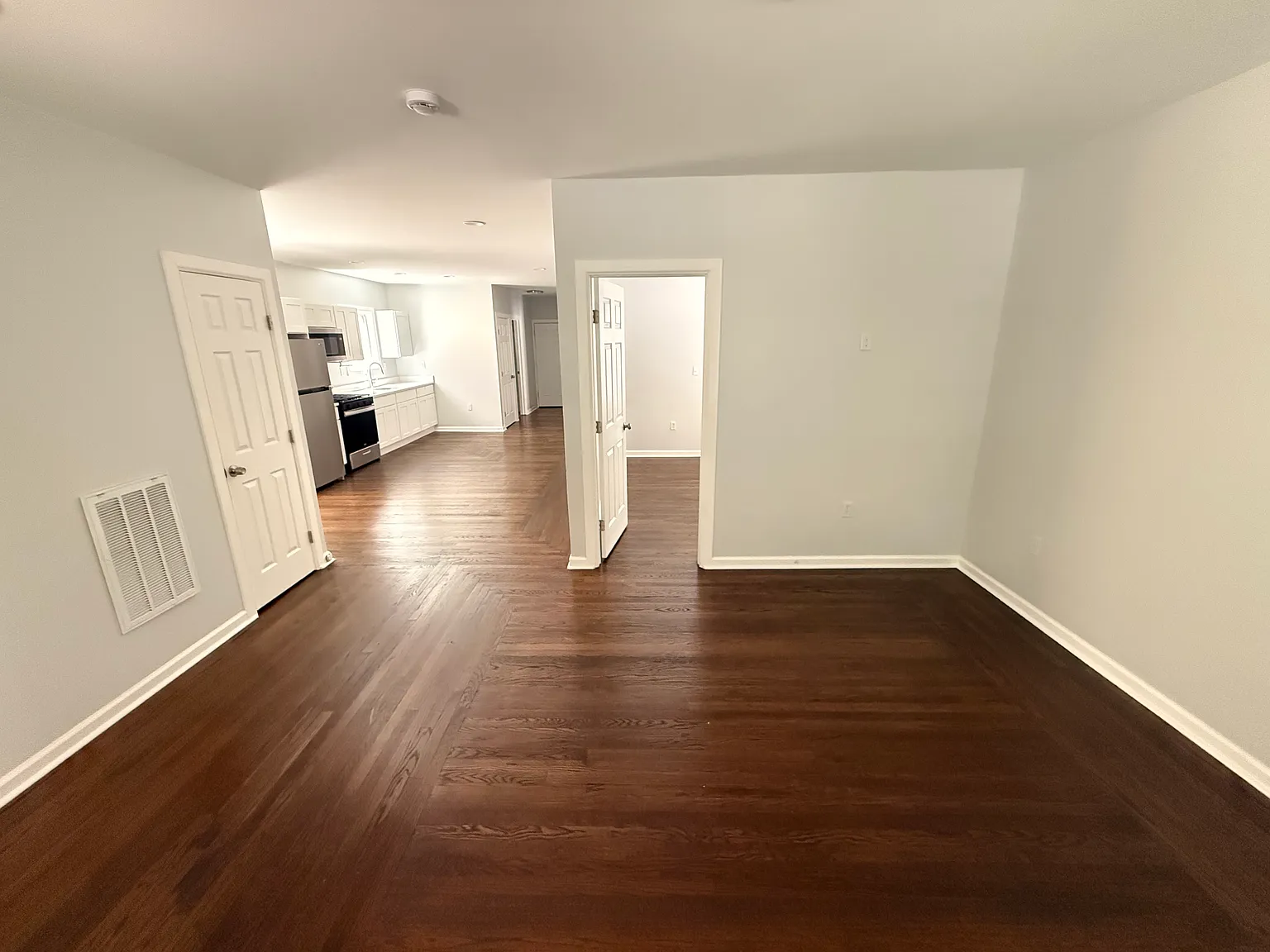 3 bed, 1000 sqft, $2,600 — Photo 4