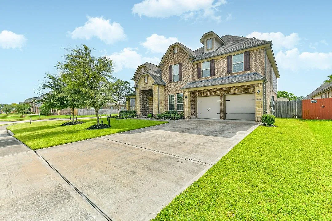5 bed, 3.5 bath, 4001 sqft, $3,800 — Photo 2