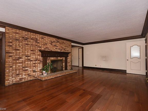 4th image of 583 Meadowlane Dr