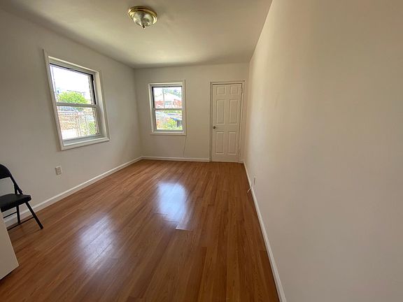 4th image of 2440 Laconia Ave APT 1