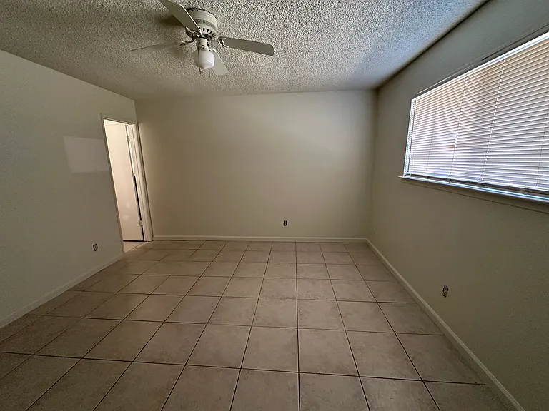 4662 N Woodson Ave — Photo 3