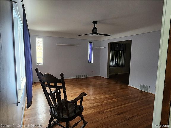 4th image of 915 E Forteen Mile Rd