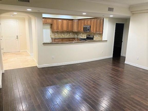 4th image of 10921 Whipple St #101